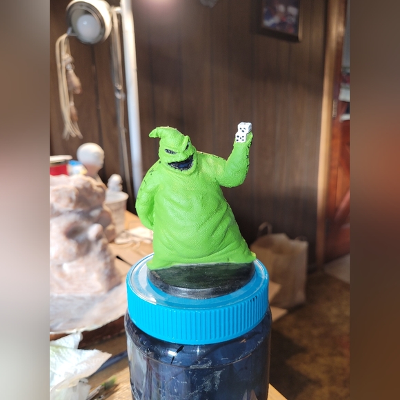 Oggy Boogy cement figure